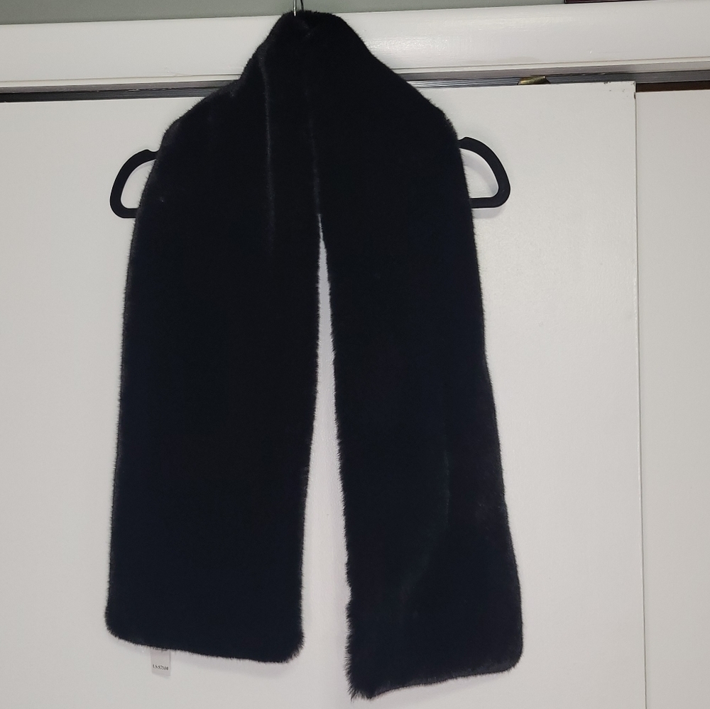 NWT White House Black Market Faux Fur Puffer Stole in Black